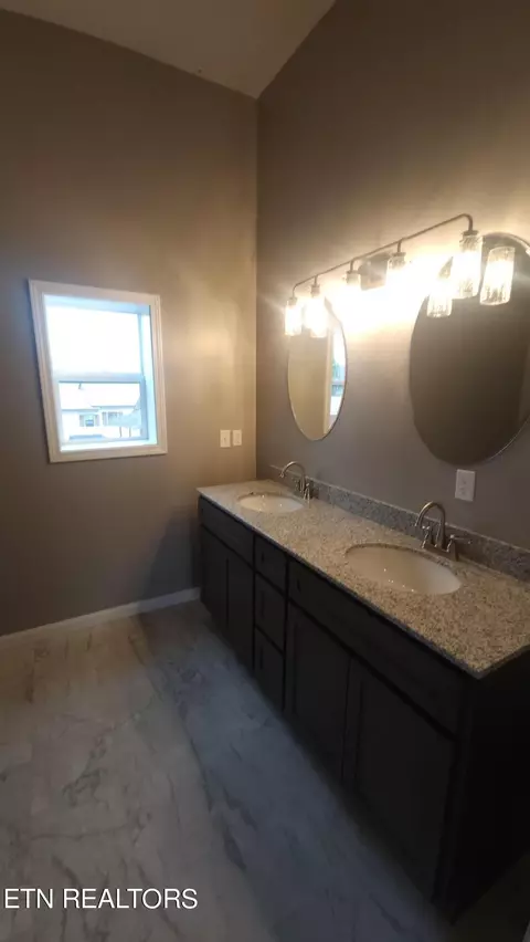 Bath - 518 W W 3rd Ave, Oneida, TN 37841 photo 2 of 2