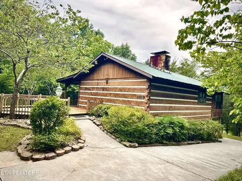 1819 Ridgecrest Dr, Dandridge, TN 37725