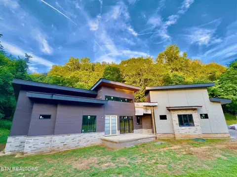 2055 River Oaks Dr, Louisville, TN 37777