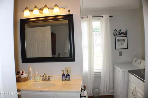 Bath - 113 Grant St, Harrogate, TN 37752 photo 2 of 5