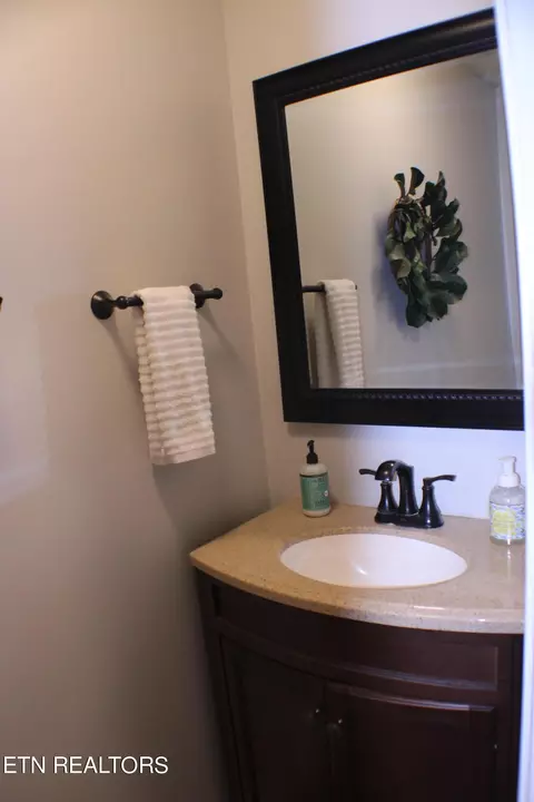 Bath - 113 Grant St, Harrogate, TN 37752 photo 3 of 5