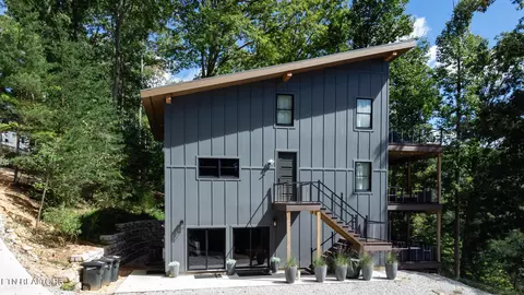 229 N Circle Dr, Caryville, TN 37714