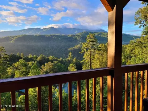 1761 Mountain Shadows Way, Gatlinburg, TN 37738