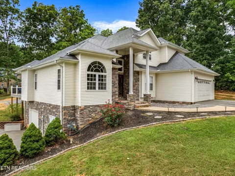 917 Crickett Dr, Dandridge, TN 37725