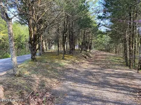 1035 Moonside Ln, Sevierville, TN 37876