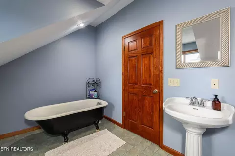 Bath - 240 Moulton Rd, Fall Branch, TN 37656 photo 4 of 5
