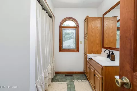 Bath - 240 Moulton Rd, Fall Branch, TN 37656 photo 3 of 5