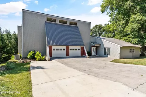4303 W Cove Dr, Louisville, TN 37777