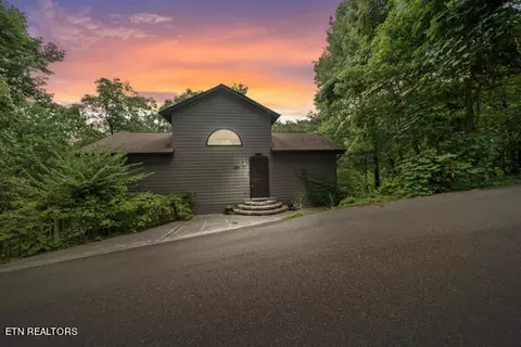 1209 Edelweiss Dr, Gatlinburg, TN 37738