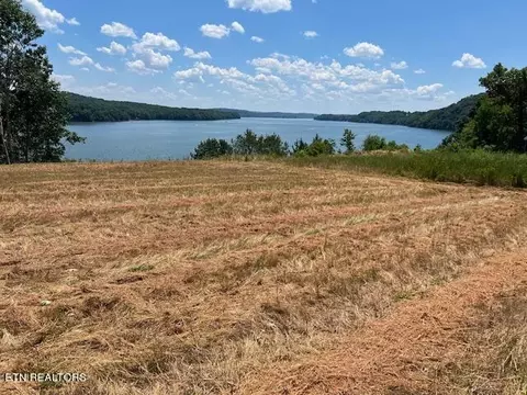 141 Docks Of The Bay Dr, Harriman, TN 37748