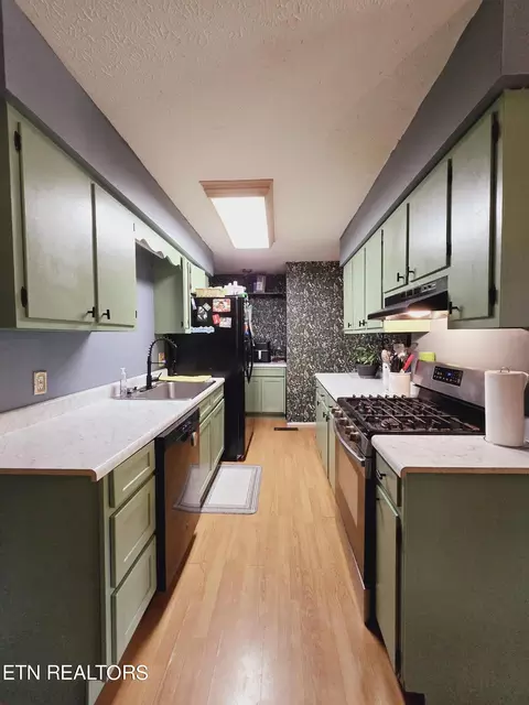 Kitchen - 1249 Sandcut Rd, Oneida, TN 37841 photo 3 of 4