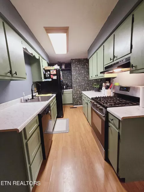 Kitchen - 1249 Sandcut Rd, Oneida, TN 37841 photo 2 of 4