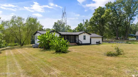 Exterior - 8138 Harmon Rd, Powell, TN 37849 photo 4 of 9
