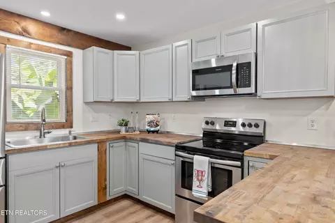 Kitchen - 8138 Harmon Rd, Powell, TN 37849 photo 5 of 9