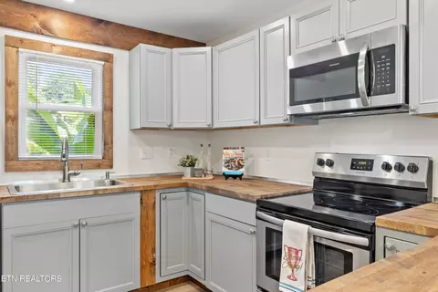 Kitchen - 8138 Harmon Rd, Powell, TN 37849 photo 7 of 9