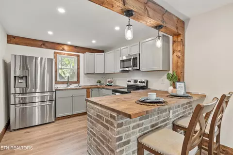 Kitchen - 8138 Harmon Rd, Powell, TN 37849 photo 4 of 9