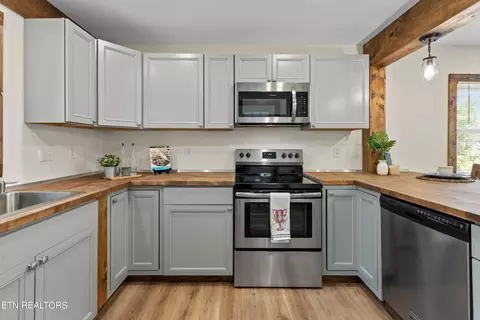 Kitchen - 8138 Harmon Rd, Powell, TN 37849 photo 6 of 9