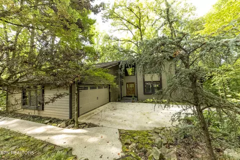 1143 W Outer Dr, Oak Ridge, TN 37830
