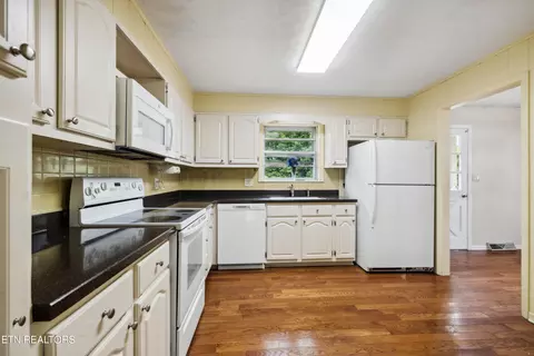 Kitchen - 556 Andrew Cir, Talbott, TN 37877 photo 2 of 2