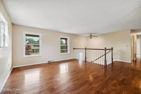 Living - 556 Andrew Cir, Talbott, TN 37877 photo 3 of 4