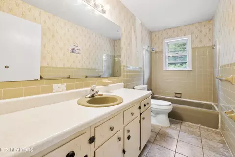 Bath - 556 Andrew Cir, Talbott, TN 37877 photo 2 of 2