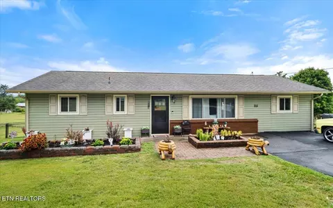 715 W Cross Rd, Dandridge, TN 37725