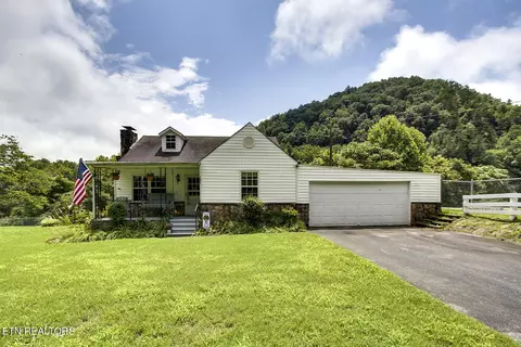 1071 W Carter Ave, Harriman, TN 37748