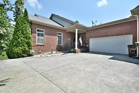 1894 Mountain Dr, Lenoir City, TN 37772