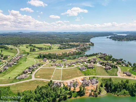 364 Commodore Dr, Lenoir City, TN 37772