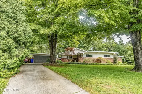 109 Daniel Ln, Oak Ridge, TN 37830