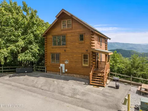3016 Hickory Lodge Dr, Sevierville, TN 37862