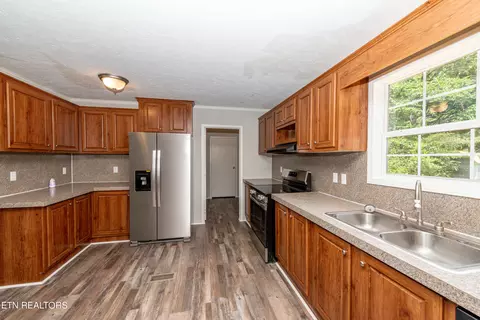 Kitchen - 8154 Harmon Rd, Powell, TN 37849 photo 2 of 3