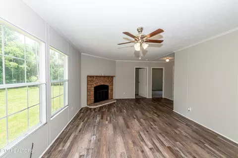 Living - 8154 Harmon Rd, Powell, TN 37849 photo 3 of 3