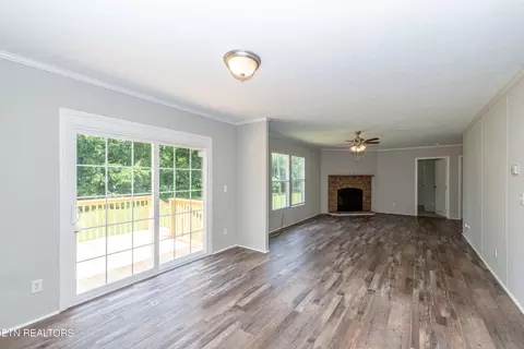 Living - 8154 Harmon Rd, Powell, TN 37849 photo 2 of 3