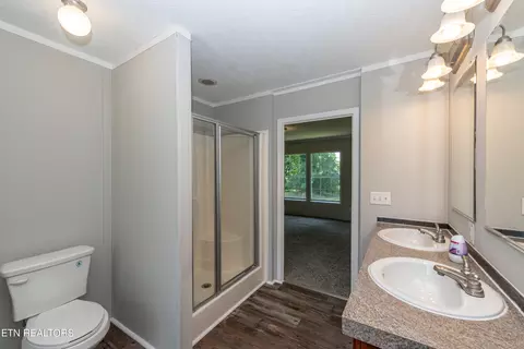 Bath - 8154 Harmon Rd, Powell, TN 37849 photo 3 of 5