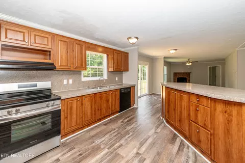 Kitchen - 8154 Harmon Rd, Powell, TN 37849 photo 3 of 3