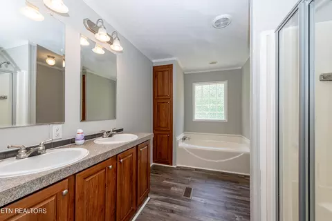 Bath - 8154 Harmon Rd, Powell, TN 37849 photo 1 of 5