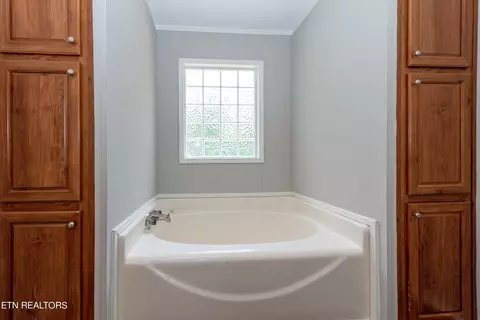Bath - 8154 Harmon Rd, Powell, TN 37849 photo 4 of 5
