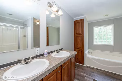 Bath - 8154 Harmon Rd, Powell, TN 37849 photo 2 of 5