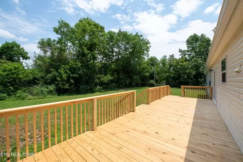 Exterior - 8154 Harmon Rd, Powell, TN 37849 photo 2 of 4