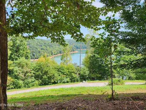 141 Suncrest Cove Cv, La Follette, TN 37766