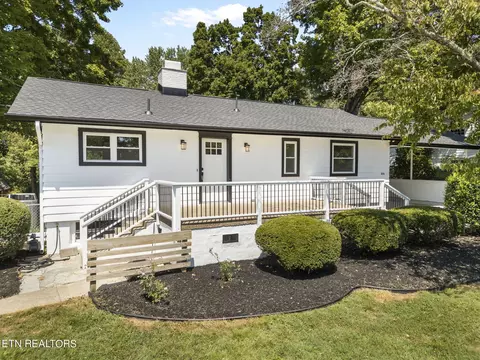 214 Outer Dr, Oak Ridge, TN 37830