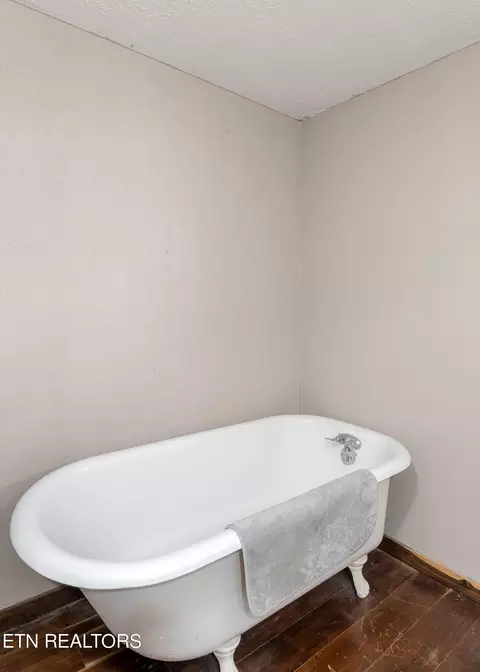 Bath - 2665 Seven Knobs Rd, Gainesboro, TN 38562 photo 2 of 4
