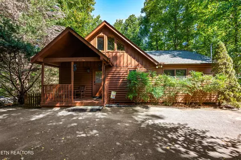 1105 Oak Ct, Gatlinburg, TN 37738
