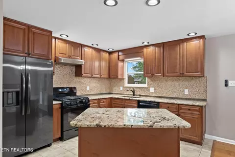 Kitchen - 7608 Cranley Rd, Powell, TN 37849 photo 2 of 3