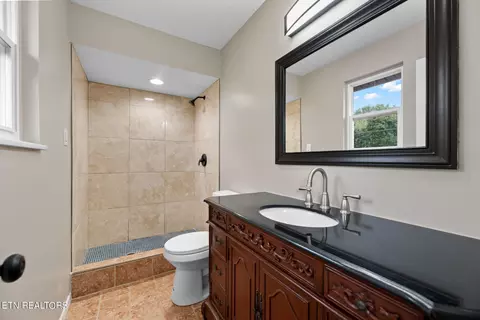 Bath - 7608 Cranley Rd, Powell, TN 37849 photo 3 of 6