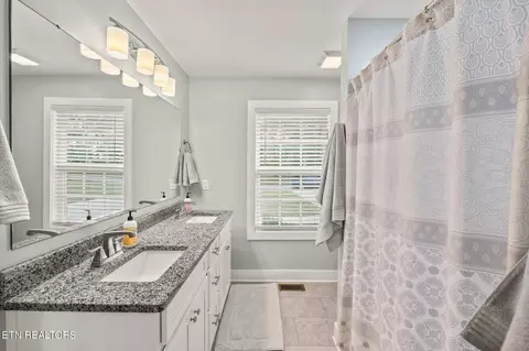 Bath - 2575 Wildcat Rd, Sparta, TN 38583 photo 1 of 2