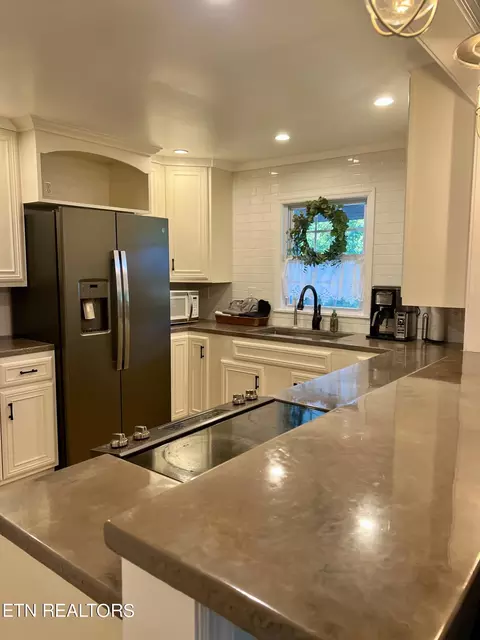 Kitchen - 400 Dotson Rd, Greenback, TN 37742 photo 2 of 4