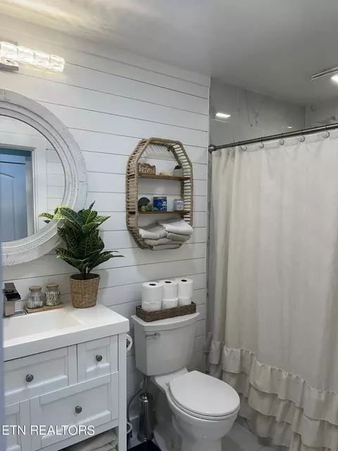 Bath - 400 Dotson Rd, Greenback, TN 37742 photo 1 of 5