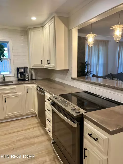 Kitchen - 400 Dotson Rd, Greenback, TN 37742 photo 3 of 4